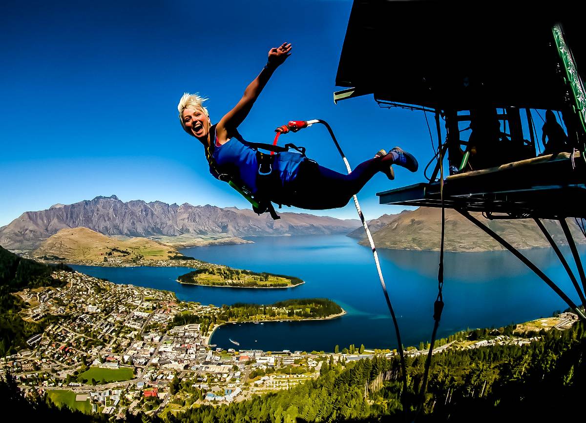 A must-do New Zealand adventure activity: bungy jump in Queenstown | photo: AJ Hackett Bungy NZ Lake Wakatipu Queenstown - AJ Hackett Bungy New Zealand