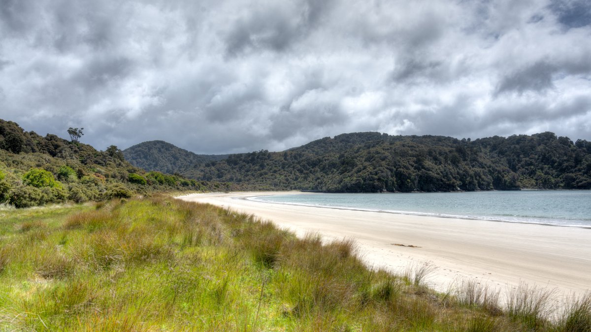 Maori Beach Rakiura Track on Stewart Island - another Great Walks in New Zealand | photo: Christoph Straessler (CC BY-SA 2.0) Maori Beach Rakiura Track | photo: Christoph Straessler (CC BY-SA 2.0)